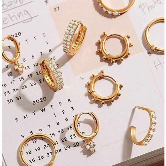 :: Delicate [GOLD] Spike Huggies Hoops - Picture 5 of 11